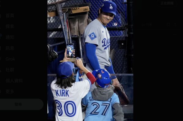 ▲大谷翔平對小球迷面露微笑。(圖/截自大聯盟X)