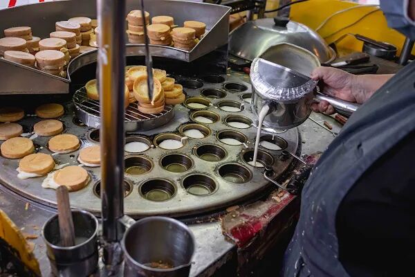 ▲▼桃園中壢美食「3個十元紅豆餅」雞蛋糕竟然用鮮奶而不是奶粉!(圖/部落客美熊提供)