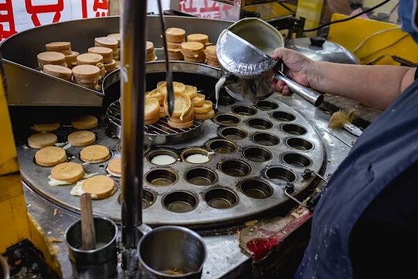 ▲▼桃園中壢美食「3個十元紅豆餅」雞蛋糕竟然用鮮奶而不是奶粉!(圖/部落客美熊提供)