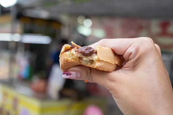 ▲▼桃園中壢美食「3個十元紅豆餅」雞蛋糕竟然用鮮奶而不是奶粉!(圖/部落客美熊提供)