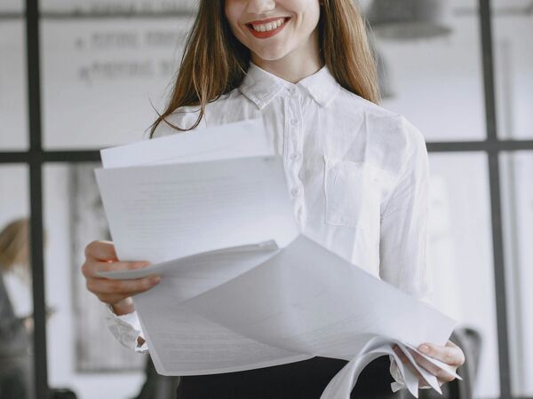 戀愛顧問指出,越是經濟獨立的女性,越重視談戀愛的成本效益。(pexels提供)