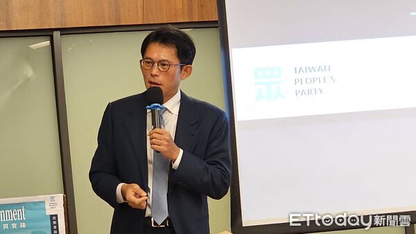 ▲黃國昌2日出席民眾黨舉辦的第二場 「聯合政府的理論與實驗」論壇,並於會前受訪。(圖/記者呂佳賢攝)