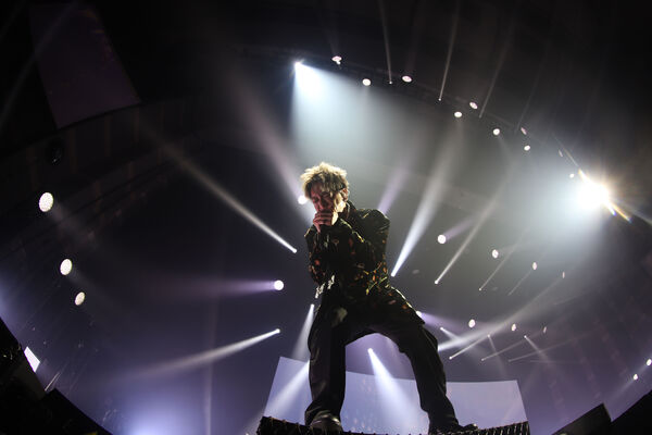 ▲▼佐藤健來台求婚!撩3000位老婆「ㄍㄟˋ婚」 衝上6樓寵粉開放錄影。(圖/ KKLIVE提供)