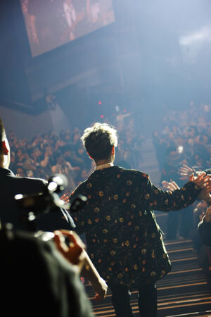 ▲▼佐藤健來台求婚!撩3000位老婆「ㄍㄟˋ婚」 衝上6樓寵粉開放錄影。(圖/ KKLIVE提供)