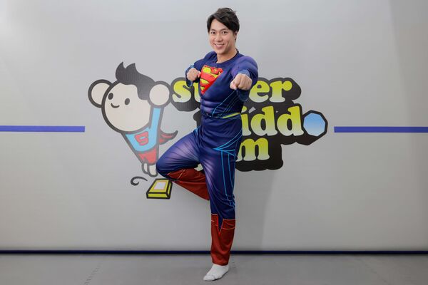 ▲古程丰陪學生度過萬聖節。(圖/小超人綜合體能俱樂部提供)