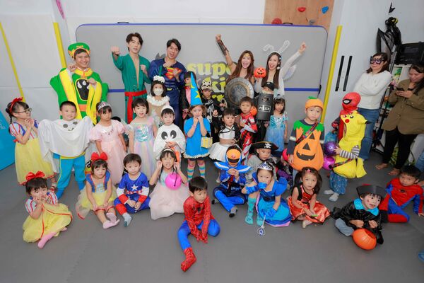 ▲古程丰陪學生度過萬聖節。(圖/小超人綜合體能俱樂部提供)