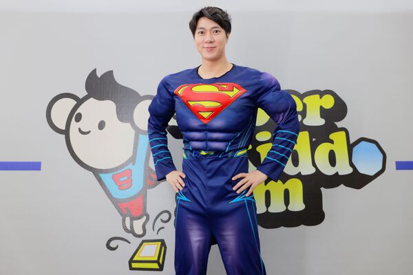 ▲古程丰陪學生度過萬聖節。(圖/小超人綜合體能俱樂部提供)