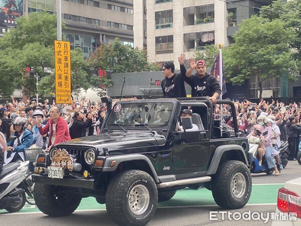 ▲6年等待終於圓夢! 樂天桃猿封王遊行嗨翻桃園。(圖/記者黃國霖攝)