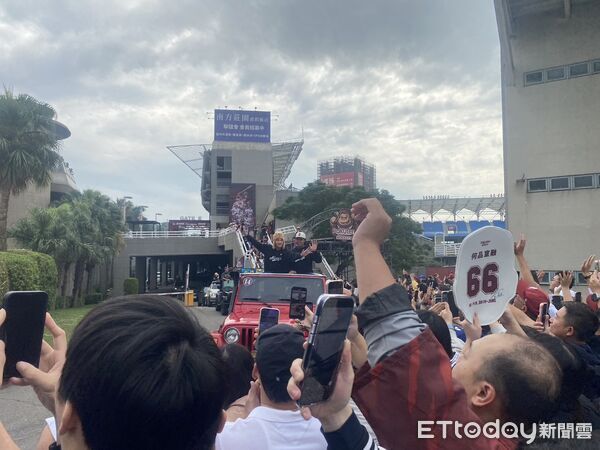 ▲6年等待終於圓夢! 樂天桃猿封王遊行嗨翻桃園。(圖/記者黃國霖攝)
