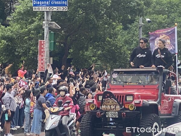 ▲6年等待終於圓夢! 樂天桃猿封王遊行嗨翻桃園。(圖/記者黃國霖攝)