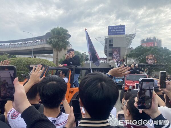 ▲6年等待終於圓夢! 樂天桃猿封王遊行嗨翻桃園。(圖/記者黃國霖攝)