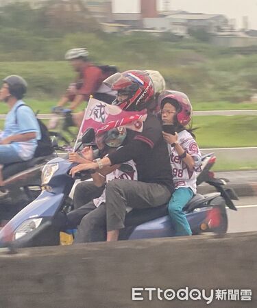 ▲6年等待終於圓夢! 樂天桃猿封王遊行嗨翻桃園。(圖/記者黃國霖攝)