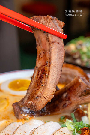 ▲▼「梓村麵屋」高雄濃厚系雞白湯拉麵!肉控必點肋排叉燒特盛辣味噌,還有柑橘醬油拉麵與叉燒飯。(圖/部落客虎麗提供)