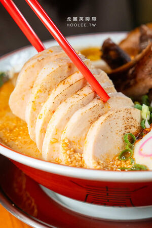 ▲▼「梓村麵屋」高雄濃厚系雞白湯拉麵!肉控必點肋排叉燒特盛辣味噌,還有柑橘醬油拉麵與叉燒飯。(圖/部落客虎麗提供)