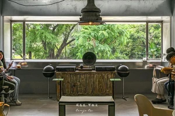 ▲▼台中咖啡推薦「Tamp Temper Yozma Taichung Coffee」科博館附近超美綠樹窗景咖啡店。(圖/部落客周花花提供)