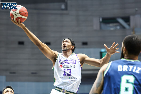 ▲雲豹高錦瑋、米勒、迪亞洛,海神費雪、凱帝、胡瓏貿。(圖/TPBL職籃提供)