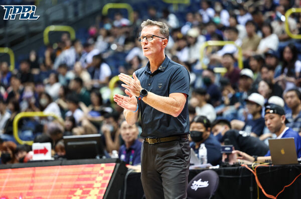 ▲雲豹高錦瑋、米勒、迪亞洛,海神費雪、凱帝、胡瓏貿。(圖/TPBL職籃提供)