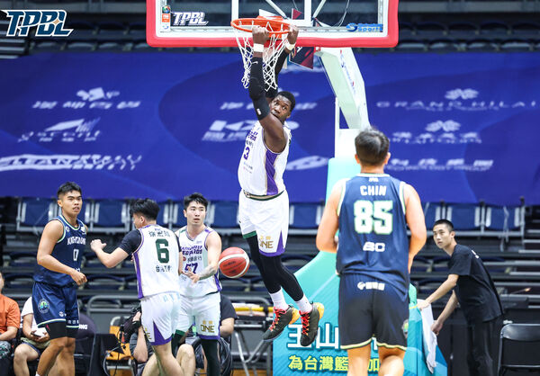 ▲雲豹高錦瑋、米勒、迪亞洛,海神費雪、凱帝、胡瓏貿。(圖/TPBL職籃提供)