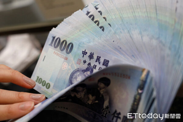 ▲行政院本月中將開始進行普發1萬元作業。(圖/路透)