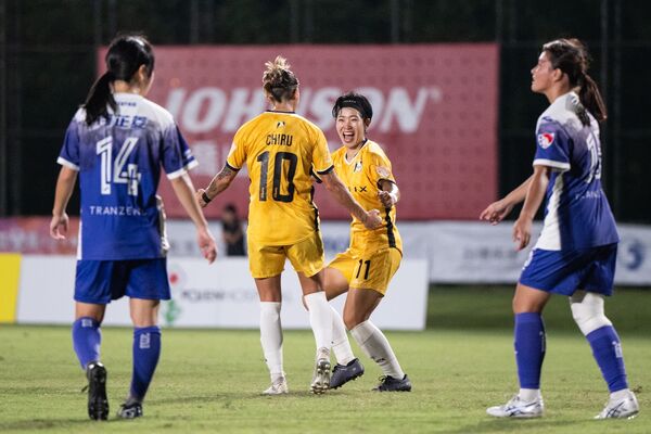 ▲高雄Attackers FC主場再下一城 4比2擊退女武神延續主場不敗氣勢、高雄Attackers FC在楠梓文中足球場最終以4比2擊退女武神,其中若林美里(右二)梅開二度。(圖/高雄Attackers FC提供)