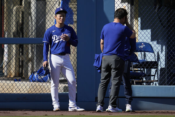 ▲差點做兩天就走人!山本翻譯園田芳大靠「彩虹雷射兔」撐到世界大賽 。(圖/達志影像/美聯社)