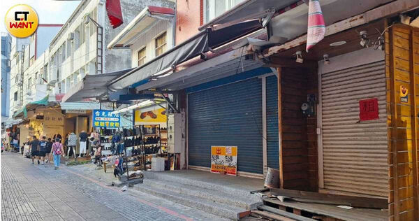 金三角商圈過去是花蓮市區最熱鬧、逛街吃飯的地方,鋼管紅茶阿公稱這裡是「花蓮的西門町」,但現在許多店舖都關門歇業,掛上招租廣告。(圖/林榮芳攝)