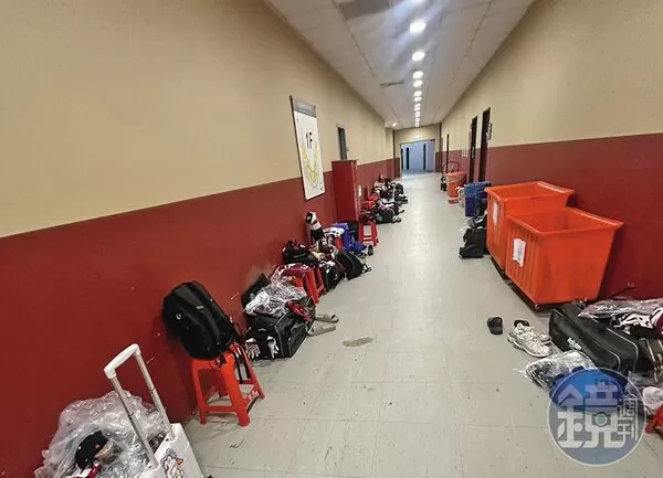 職棒樂天桃猿二軍無休息室,球員只能把衣服、球具堆在球場走廊上。(投訴人提供)