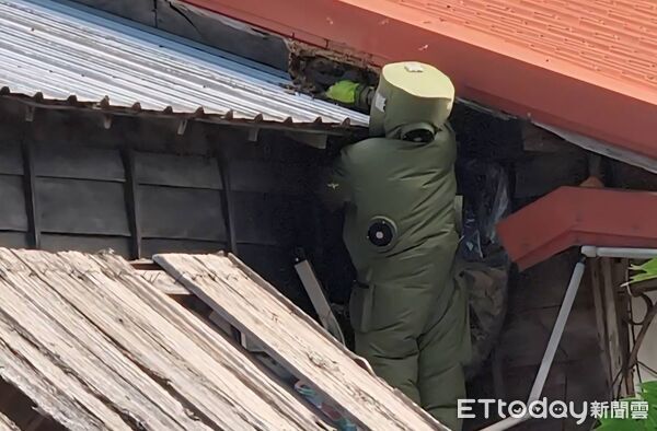 ▲警方與縣府聯手即時除蜂。(圖/記者楊晨東翻攝)