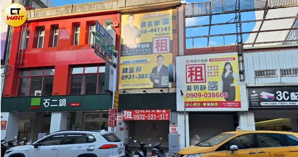 花蓮中山路短短200公尺,就有10家店面招租中。而圖中紅色建築原本是日藥本舖,退租後換成石二鍋承接,9月新開幕。(圖/林榮芳攝)