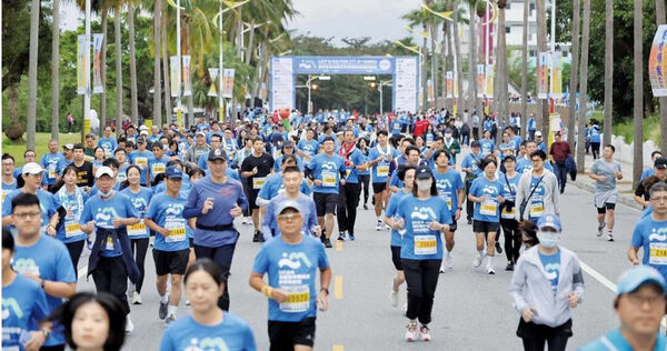 花蓮業者盼中央與地方政府能多規劃相關振興方案與活動舉行,為花蓮帶動觀光人潮。圖為花蓮太平洋縱谷半程馬拉松,吸引不少外國旅人來參賽。(圖/報系資料庫)