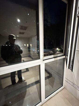 ▲▼葛斯齊親赴于朦朧墜亡現場。(圖/翻攝自臉書)