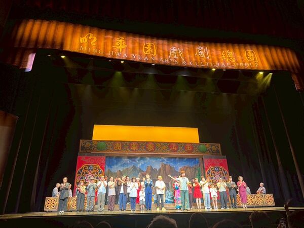 ▲演出結束時全體成員向滿場的觀眾致意。(圖/新竹市凱蒂扶輪社提供)