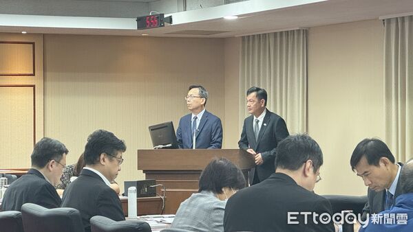 ▲▼氣象署長呂國臣(右)答詢。(圖/記者周湘芸攝)