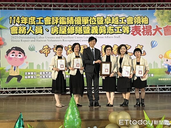 ▲台南市勞工局舉辦114年度績優工會暨志工表揚大會,葉澤山副市長頒獎肯定得獎單位與個人。(記者林東良翻攝,下同)