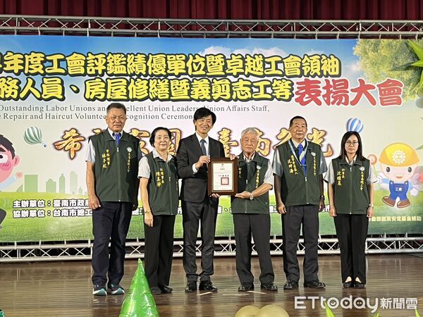 ▲台南市勞工局舉辦114年度績優工會暨志工表揚大會,葉澤山副市長頒獎肯定得獎單位與個人。(記者林東良翻攝,下同)