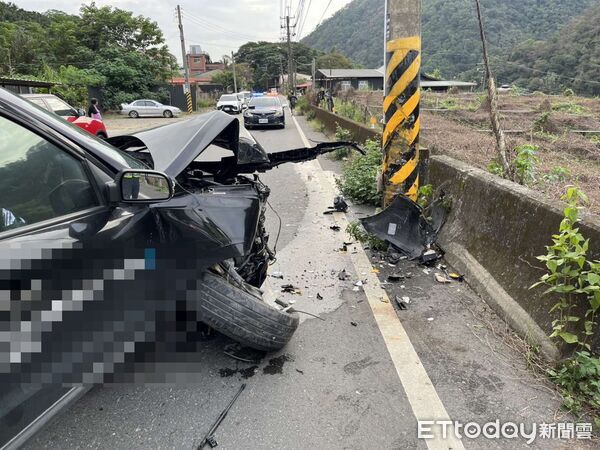 ▲埔里地區醫院巡迴車發生自撞車禍。(圖/記者高堂堯翻攝)