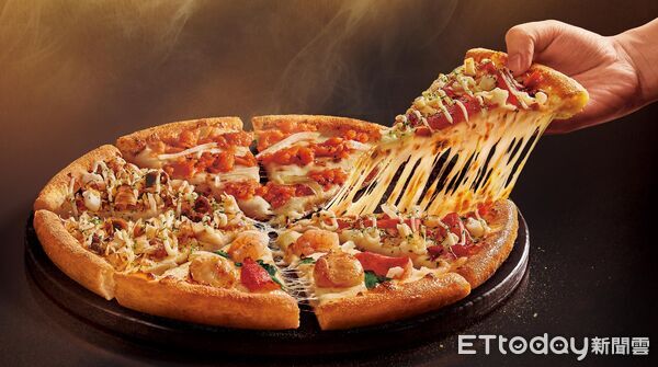 ▲▼達美樂「四喜系列」推出「海龍王四喜大披薩」、「肉魔王四喜大披薩」。(圖/業者提供)