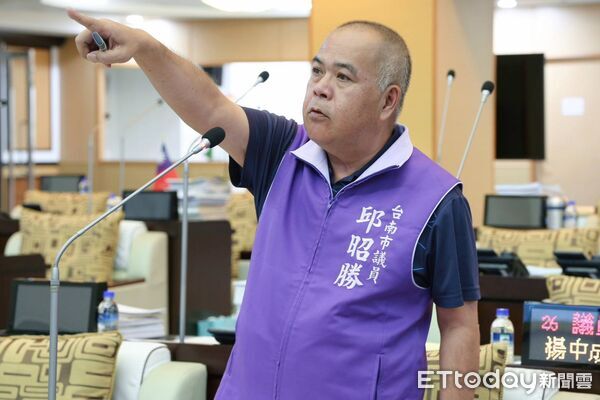▲台南市議員邱昭勝在議會質詢時,批市府「一手發照、一手開罰」,盼協助工業區商家解困。(記者林東良翻攝,下同)