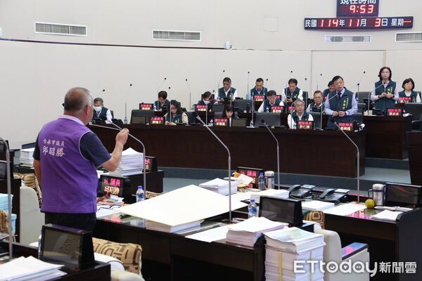 ▲台南市議員邱昭勝在議會質詢時,批市府「一手發照、一手開罰」,盼協助工業區商家解困。(記者林東良翻攝,下同)