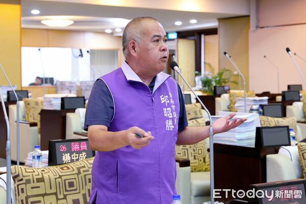 ▲台南市議員邱昭勝在議會質詢時,批市府「一手發照、一手開罰」,盼協助工業區商家解困。(記者林東良翻攝,下同)