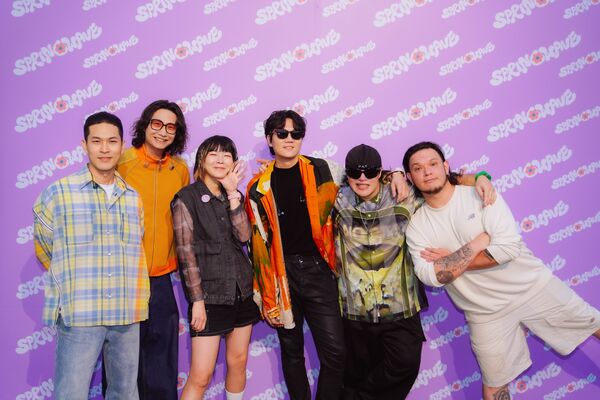 ▲▼ 宇宙人春浪驚喜首唱〈彩虹〉,宇宙人在春浪音樂節後台巧遇好友怕胖團。(圖/相信音樂提供)