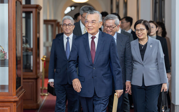 ▲▼總統賴清德接見APEC領袖代表林信義。(圖/總統府提供)