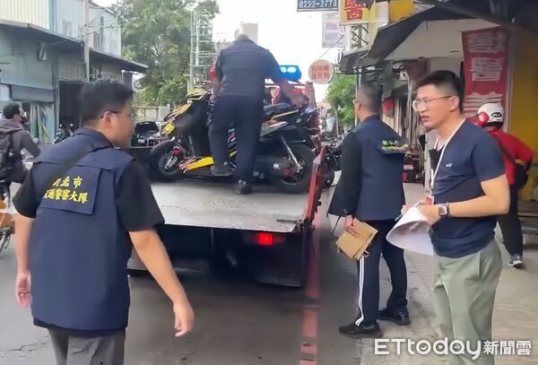 ▲▼新北市飆仔聚眾飆車,警方2波查緝行動逮捕11人,查扣10輛改裝車 。(圖/記者陳以昇翻攝)