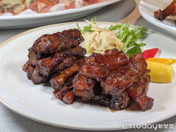 ▲ATT集團首度跨足餐飲,芯聚苑主打烤鴨「11/7試營運」。(圖/記者黃士原攝)