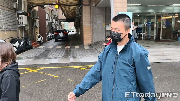 ▲▼新北地院3日審理藝人閃兵案,造假集團成員號稱王大陸「御用替身」李名宸(黑外套戴帽子)、張忠(白衣白帽)與林逸楷(藍外套黑口罩)出庭均認罪。(圖/記者黃哲民攝)