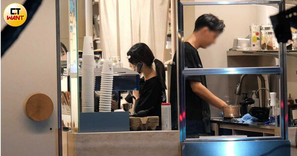 甜妹斜槓中1/可愛咖啡廳店員竟是「柯震東師妹」!許莉廷備餐打掃不馬虎