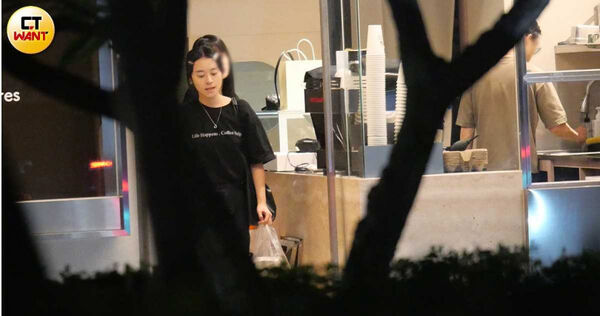 甜妹斜槓中1/可愛咖啡廳店員竟是「柯震東師妹」!許莉廷備餐打掃不馬虎