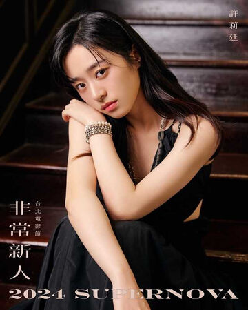 甜妹斜槓中1/可愛咖啡廳店員竟是「柯震東師妹」!許莉廷備餐打掃不馬虎