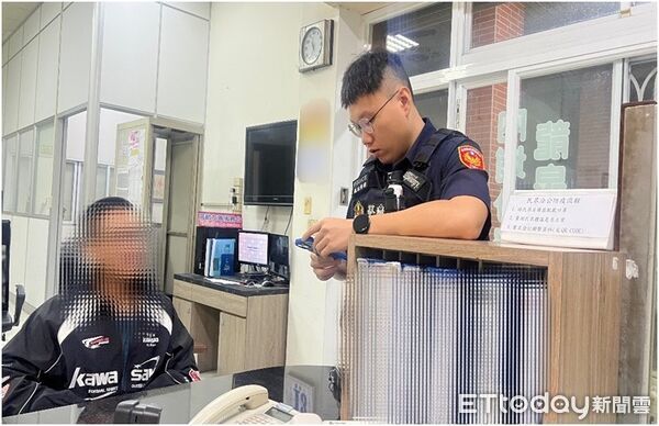 ▲內埔警方協助張男處理信用卡問題。(圖/記者陳崑福翻攝)