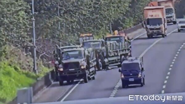 ▲國道3號南下99.4K處新竹系統交流道,今日上午發生兩輛軍用卡車追撞意外。(圖/記者楊永盛翻攝)